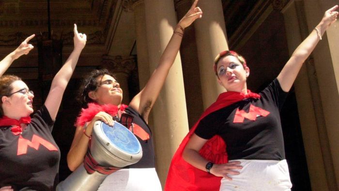 Donne australiane vestite da Avengers protestano contro la Tampon Tax.