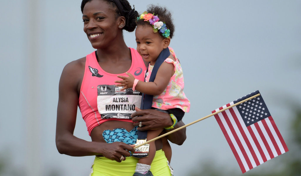 L'atleta Alysia Montano, sponsorizzata dalla Nike, posa con la figlia in braccio.