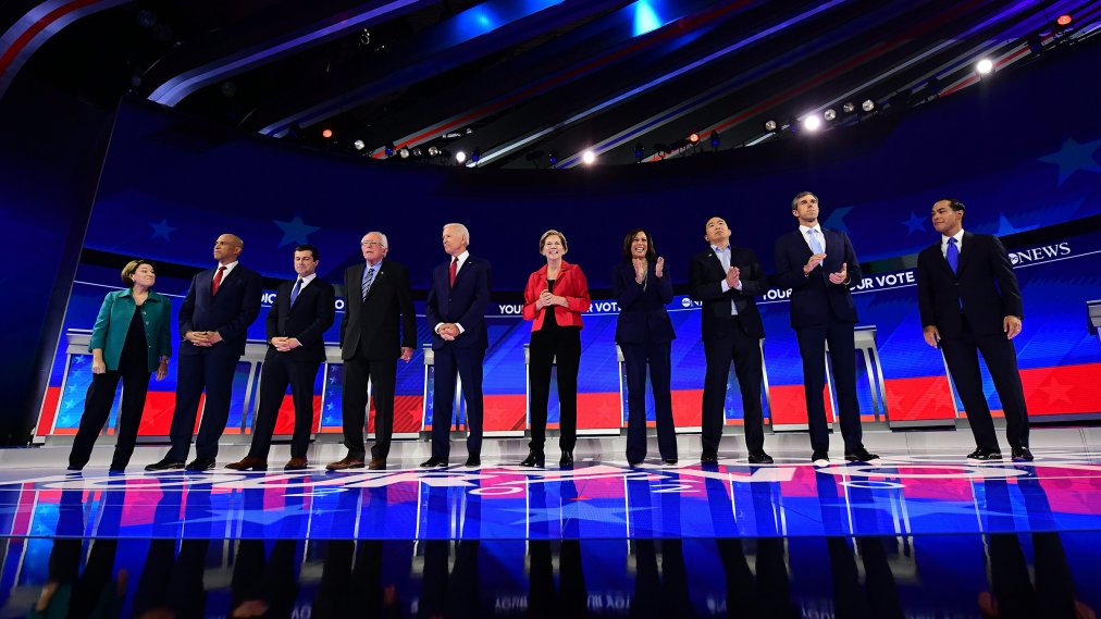 Elizabeth Warren e altri candidati alle primarie del partito democratico si confrontano in un dibattito. 