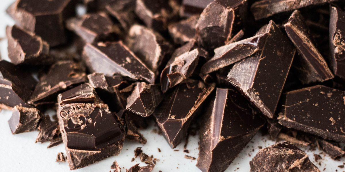 Cioccolato su una superficie bianca