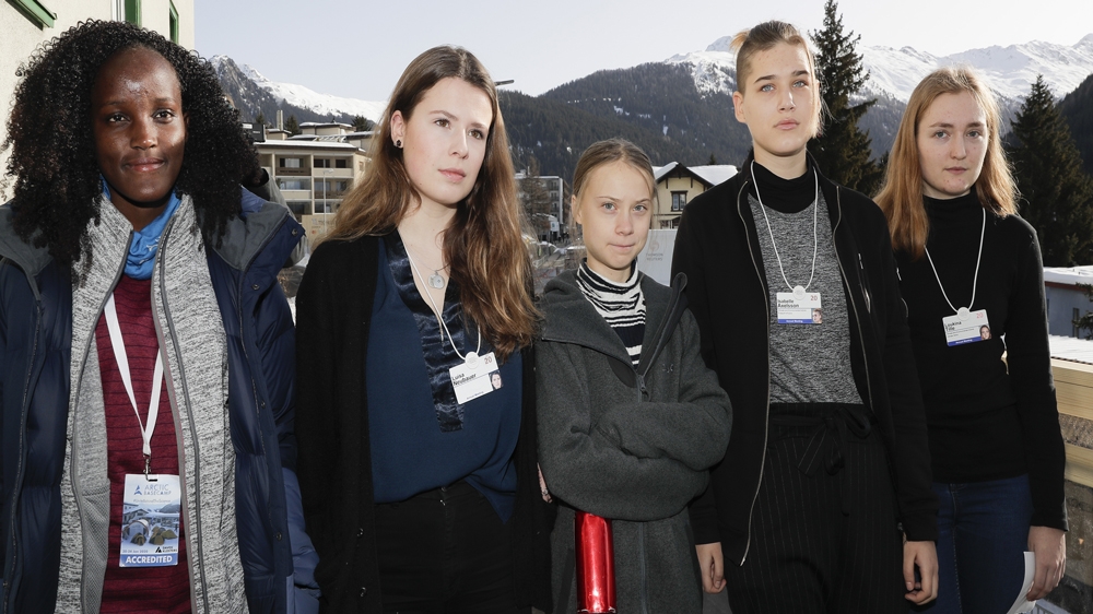 Vanessa Nakate e attivisti per l'ambiente ritratti a Davos.