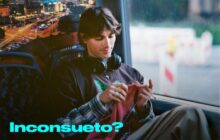 Un ragazzo lavoa all'uncinetto sorridendo. sotto l'immagine e' riportata la scritta Inconsueto?